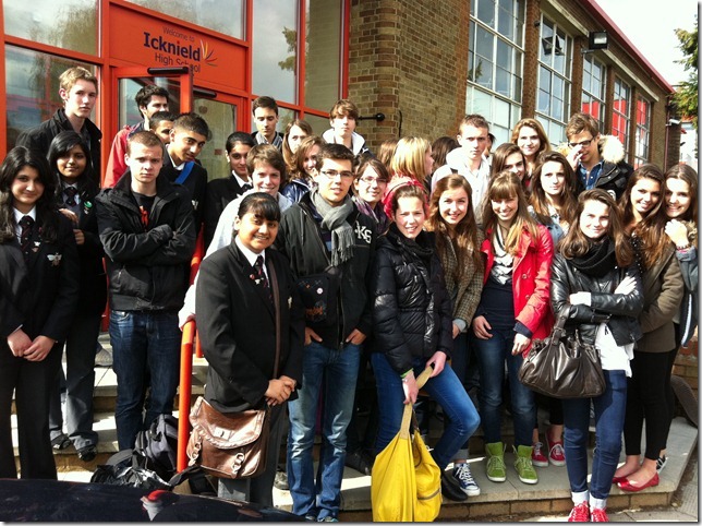 Photo_de_groupe_avec_les_eleves_de_Luton_en_avril_2012_2_.jpg