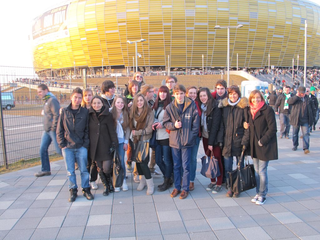 Devant_le_stade_PGE_Arena_de_Gdansk.jpg