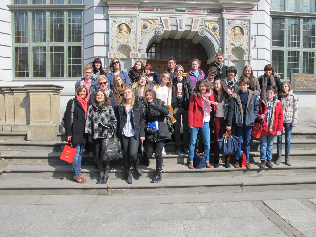 Les_lyceens_et_leus_professeurs_a_Gdansk_devant_l_hotel_de_ville.jpg