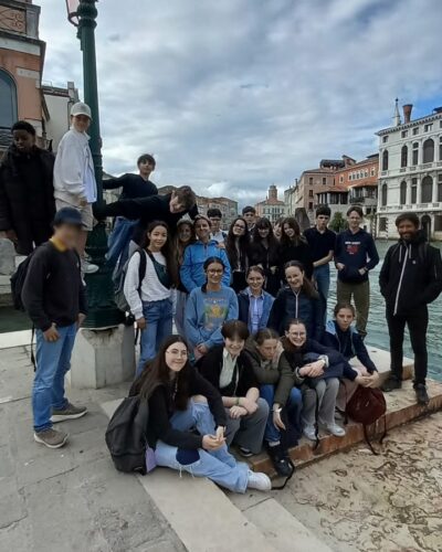 Voyage des 4ème dans la cité des Doges (mai 2025) 🇮🇹

25 élèves de 4ème ont visité Venise sous le soleil et découvert les lieux mythiques de la cité italienne : le Palais des Doges, le théâtre La Fenice et la Basilique Saint Marc. Une visite des ateliers de fabrication du verre à Murano et des masques traditionnels ont complété ce projet.
Ce séjour a également permis aux élèves de rencontrer les collégiens de Mestre avec lesquels nous avons un partenariat.
Un séjour convivial et ensoleillé qui laissera de beaux souvenirs à tous.